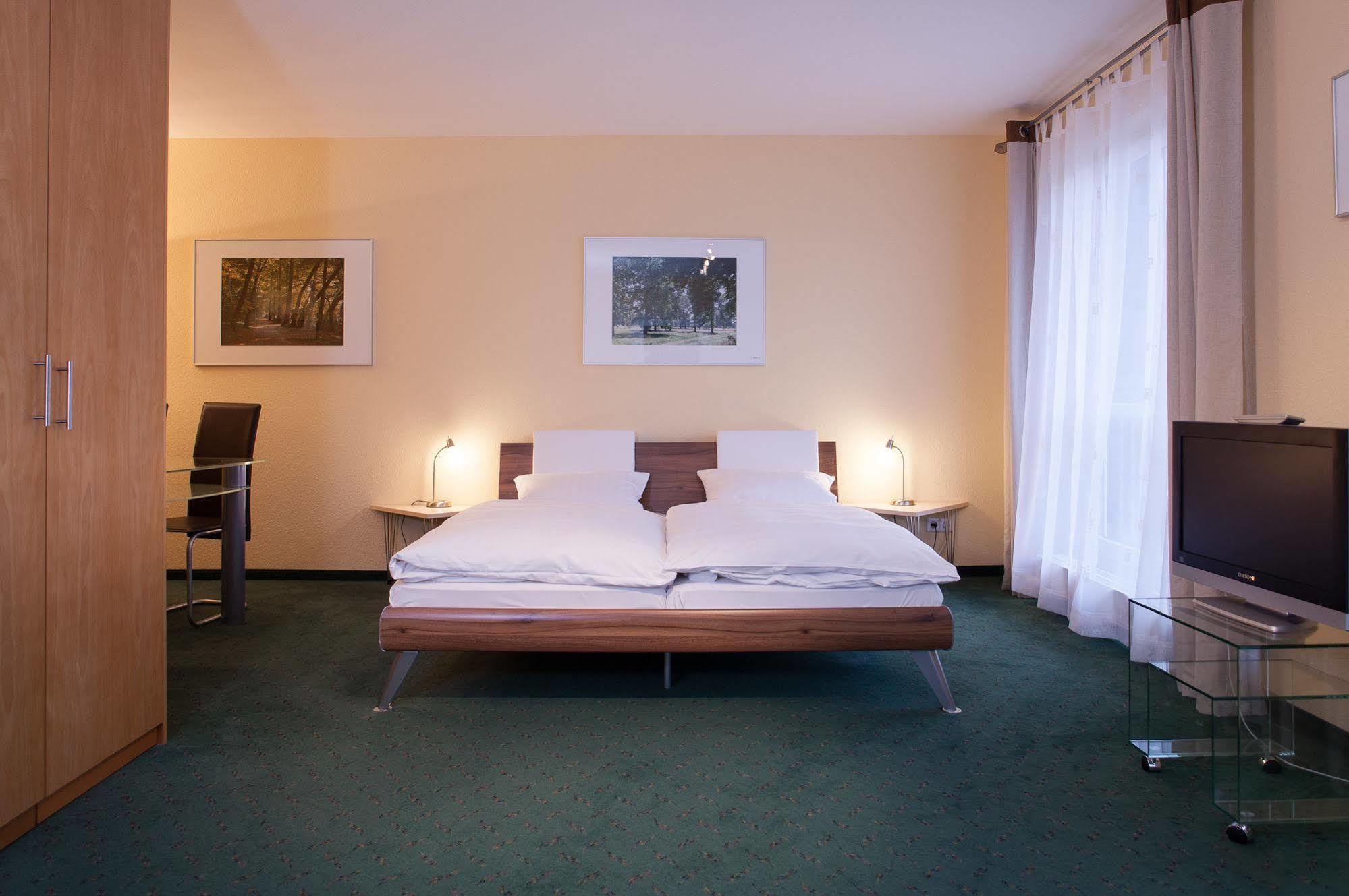 Hotel Zum Deutschen Eck Мербуш Экстерьер фото